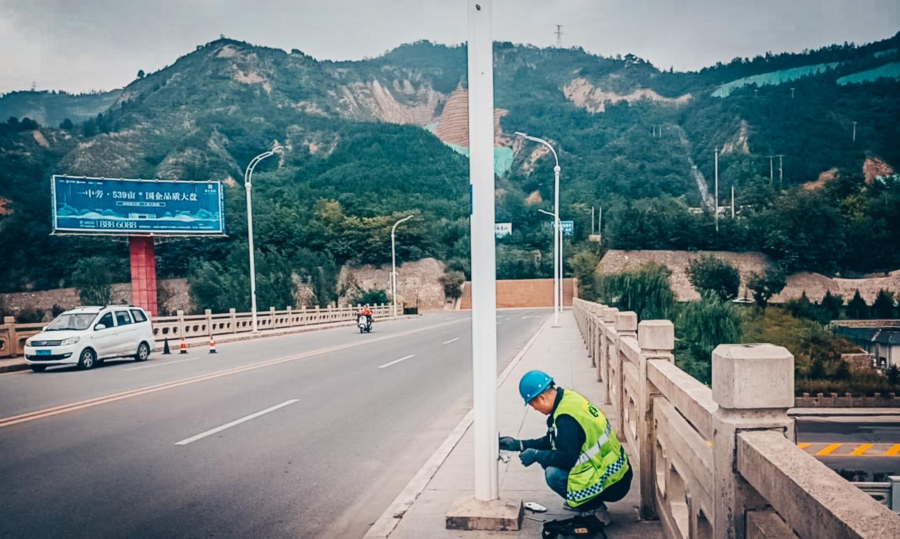市產(chǎn)投集團工程建設公司多措并舉做好元宵佳節路燈維護暨節日氛圍營(yíng)造工作(圖1) 市產(chǎn)投集團工程建設公司多措并舉做好元宵佳節路燈維護暨節日氛圍營(yíng)造工作(圖1)